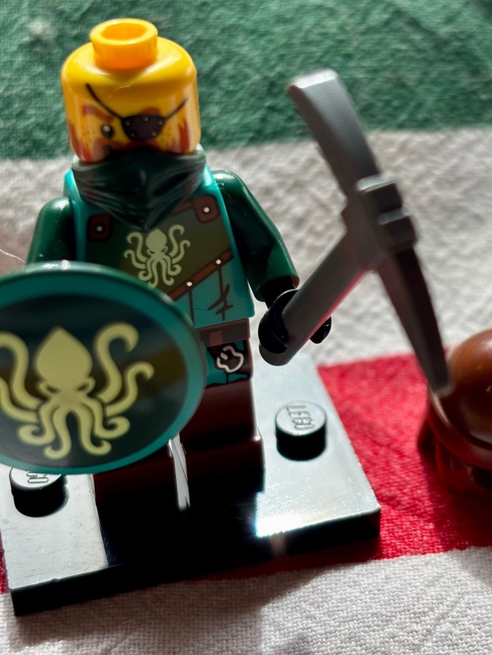 LEGO CASTLE "Kraken Warrior - Male, Reddish Brown Helmet, Eye Patch" idea229
